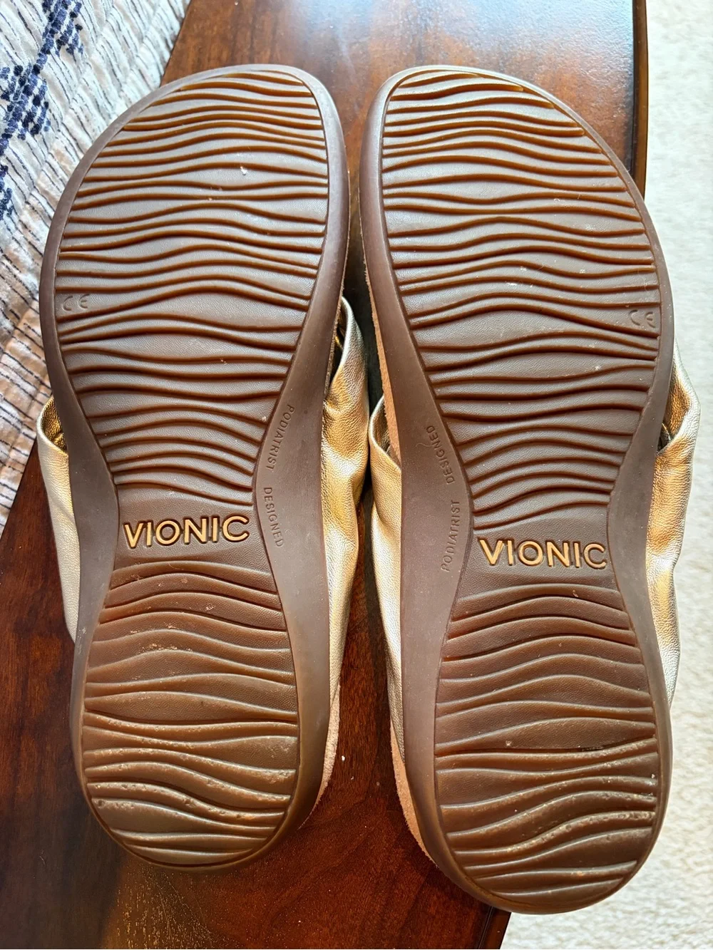 Vionic Metallic Gold Knot Toe-Post Sandals